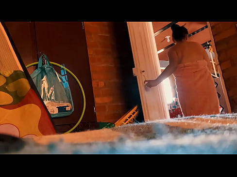 ❤️ Nwanne nna m na-eso m banye na mmiri ịsa ahụ, ọ na-akparị m ka m na-asa ahụ. na%ig.filmepornonline.ru ☑